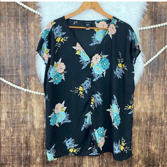 torrid | Black Floral Short Sleeve Button Top 2X - Picture 2 of 6